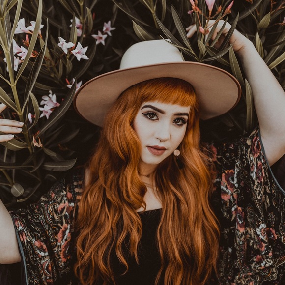 Meet your Posher, Liz - Picture 3 of 8